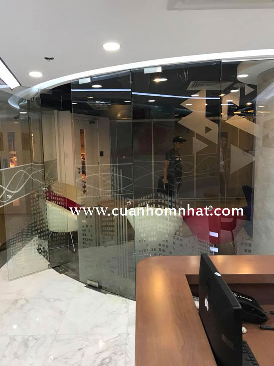 Cửa kính bản lề sàn quận thủ đức