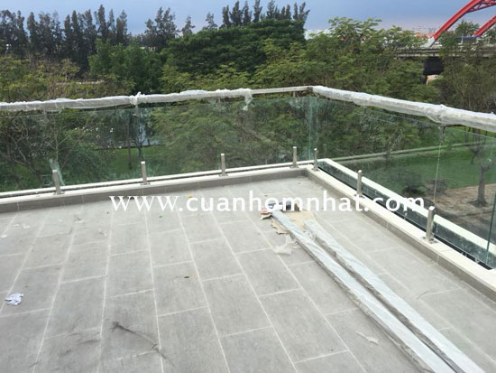 Lan can kính cường lực quận 3