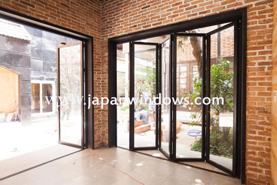 Cửa lùa xếp nhôm kính quận thủ đúc