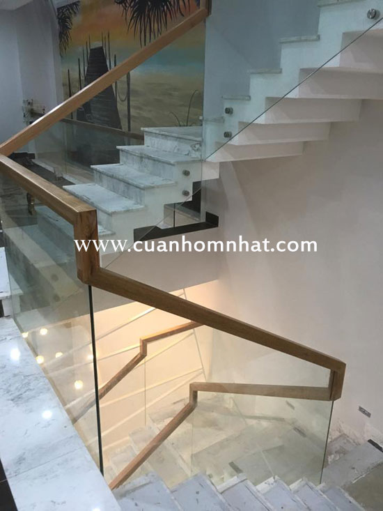 Cầu thang kính cường lực quân 8