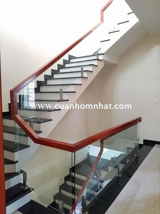 Cầu thang kính quận 8