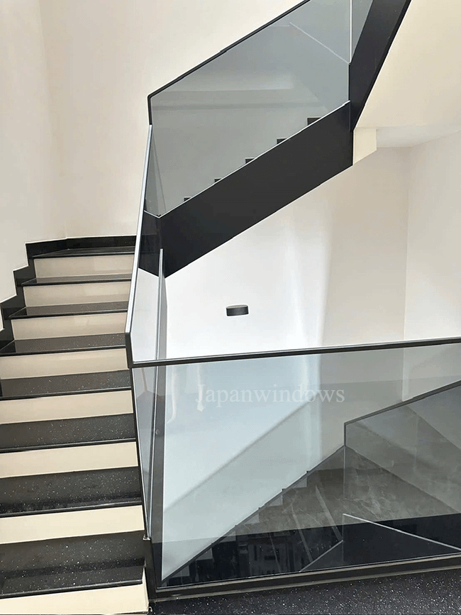 mau-cau-thang-lan-can-kinh-tay-vin-inox-cap-hong-mau-vang-4