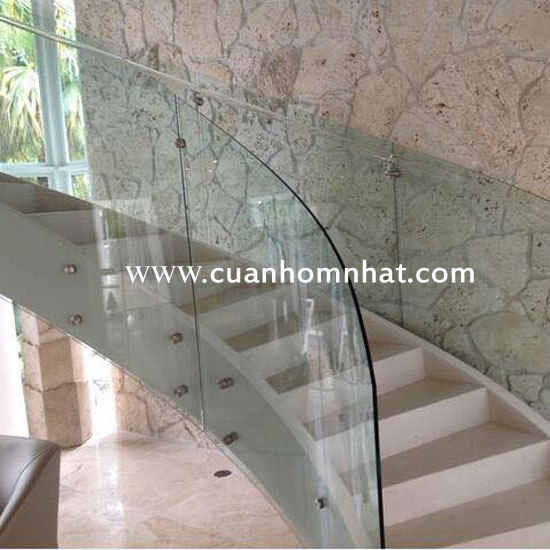Cầu thang kính uốn cong quận 8