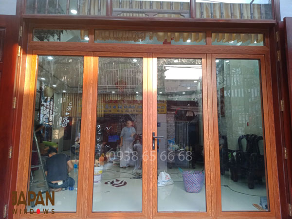 Cửa 4 cánh mở vân gỗ nhôm xingfa Việt Nam