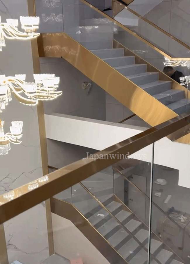 mau-cau-thang-lan-can-kinh-tay-vin-inox-cap-hong-mau-vang-5