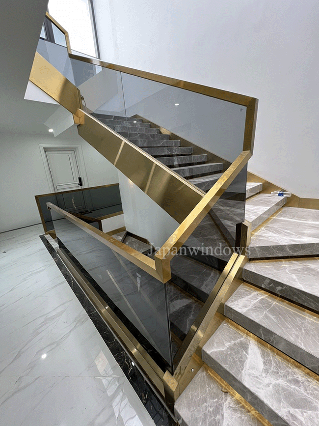 mau-cau-thang-lan-can-kinh-tay-vin-inox-cap-hong-mau-vang