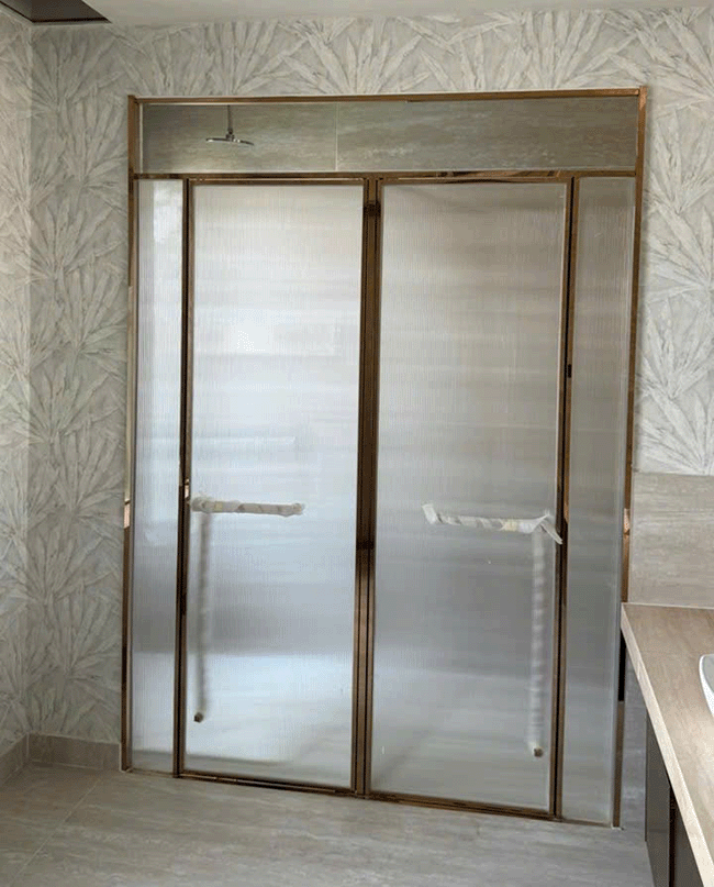 phong-tam-kinh-hẹ-slim-inox-ma-vang-8