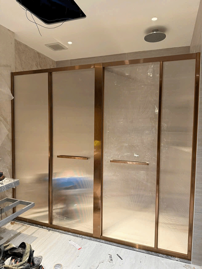 phong-tam-kinh-hẹ-slim-inox-ma-vang-5