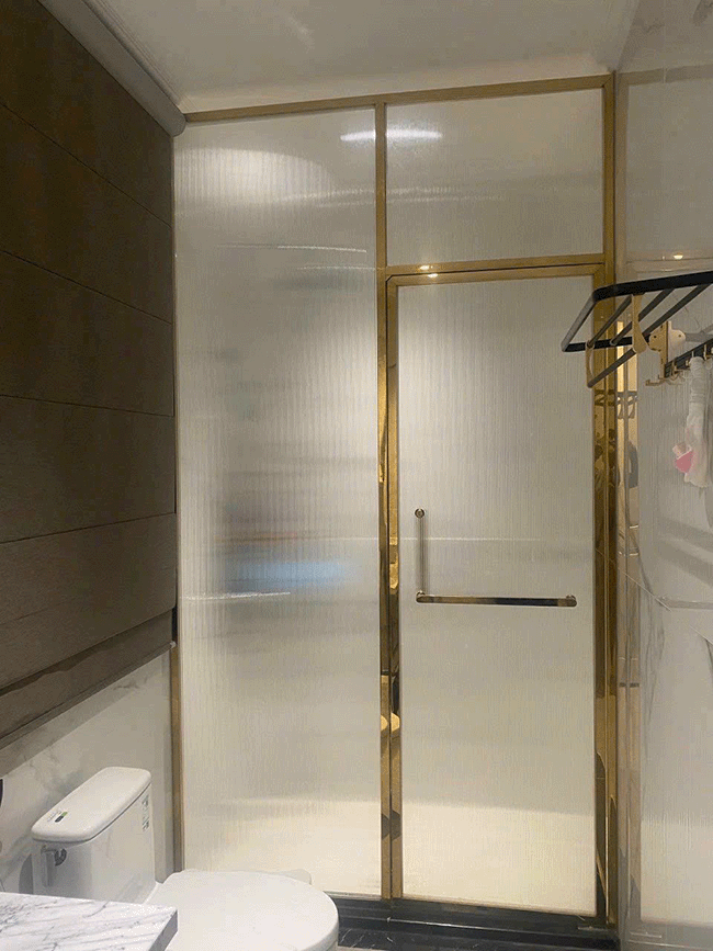 phong-tam-kinh-hẹ-slim-inox-ma-vang-11