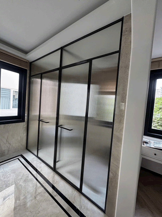 phong-tam-kinh-hẹ-slim-inox-ma-vang-4